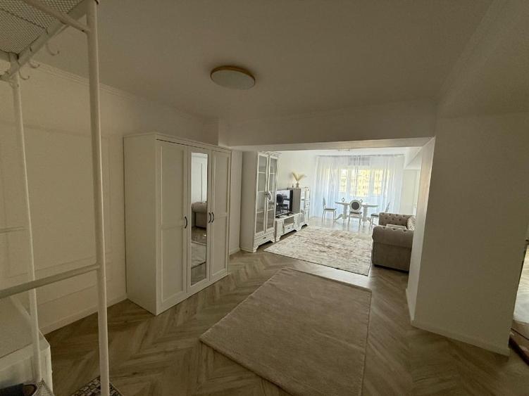 Apartament cu 3 camere decomandat, mobilat în Decebal