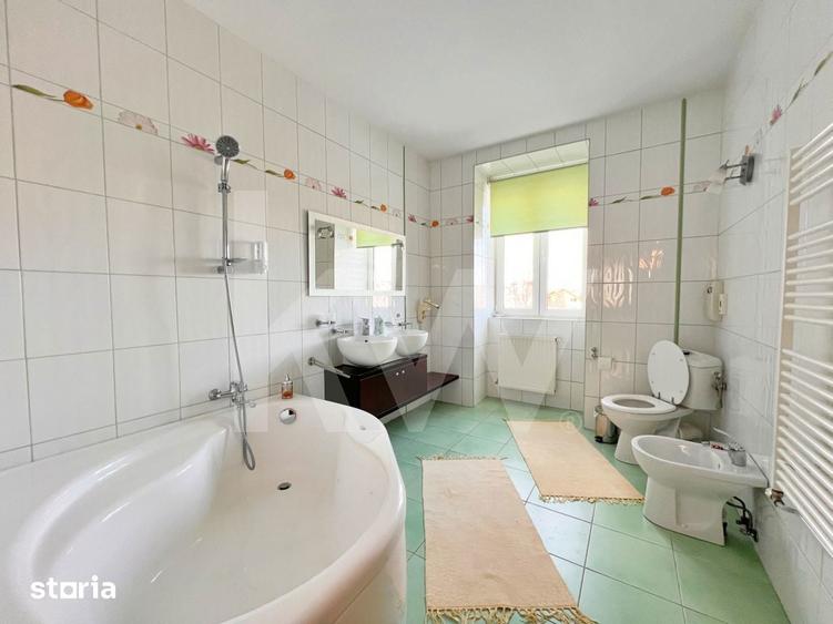 Casă cu 6 camere cu Teren 999 Mp în Ștrand