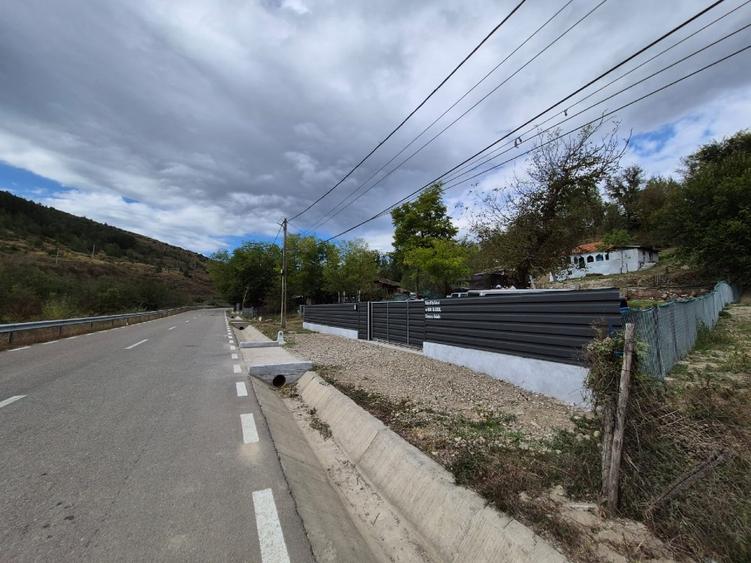 Casă individuală cu 4 camere cu Teren 8000 Mp în Odăile