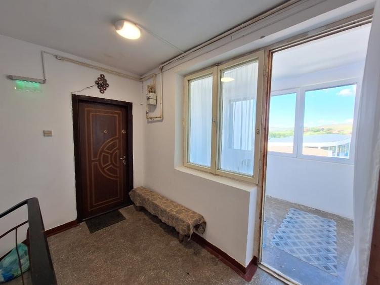 Vând apartament 3 camere și 7 dependițe, decomandat, bloc reabilitat + garaj - 12