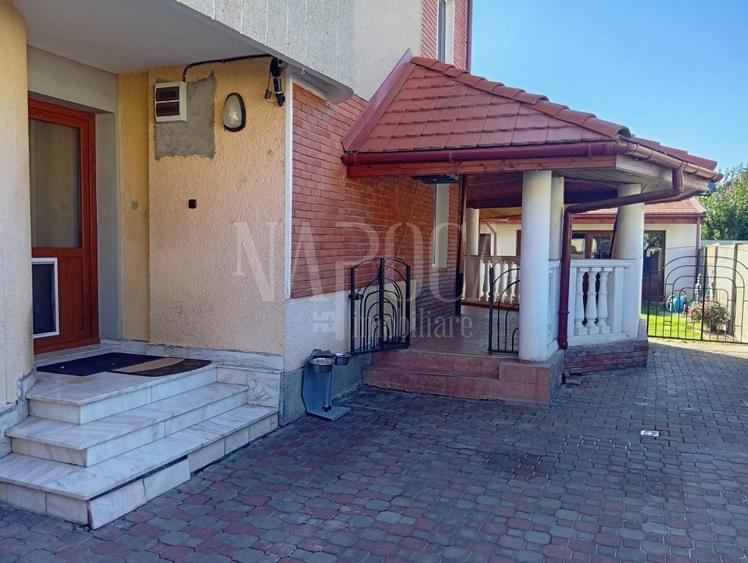 Casă individuală cu 8 camere cu Canalizare în Central