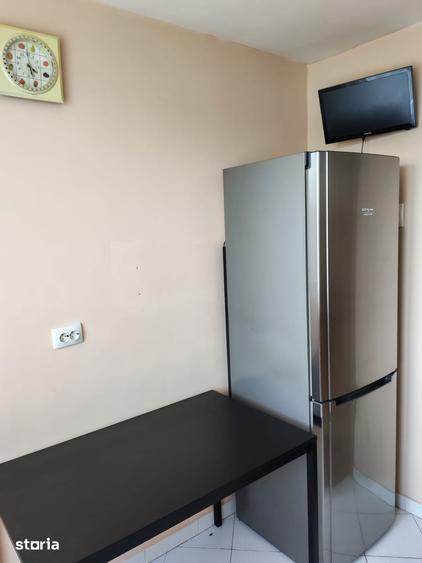 Apartament cu 3 camere semidecomandat, mobilat în Colentina