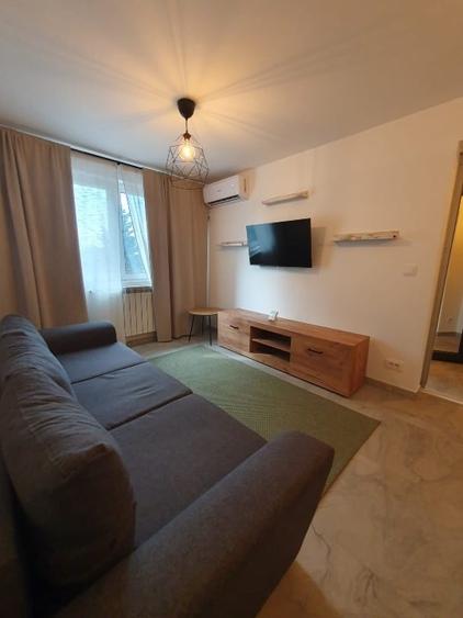 Apartament cu 2 camere semidecomandat, mobilat în Micro 9