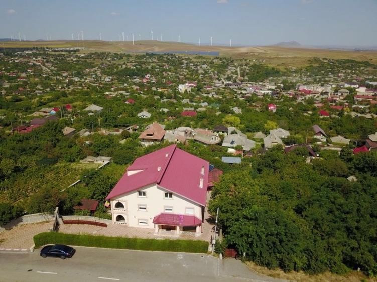 Casă individuală cu 18 camere cu Teren 2000 Mp în Est