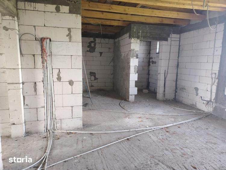 Casă cu 4 camere cu Teren 250 Mp în Cernele