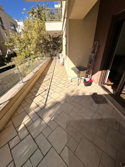 Apartament cu 3 camere semidecomandat în Herăstrău