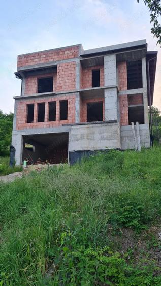 Casă cu 4 camere cu Teren 2000 Mp în Central