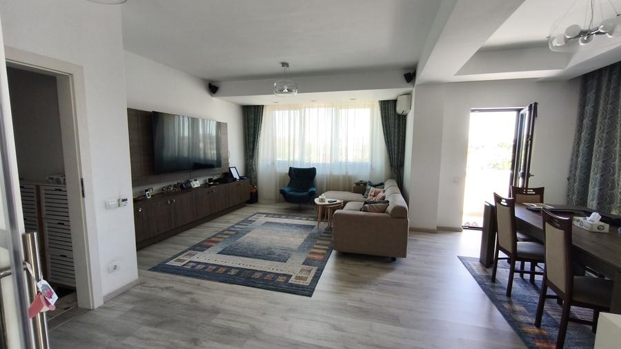 Apartament cu 4 camere decomandat în Est