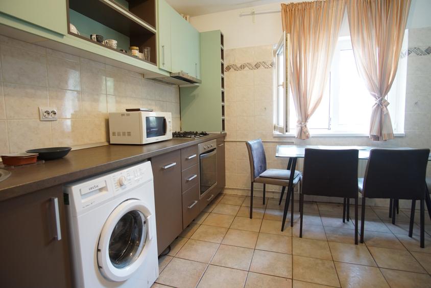 Apartament cu 3 camere decomandat în Nerva Traian