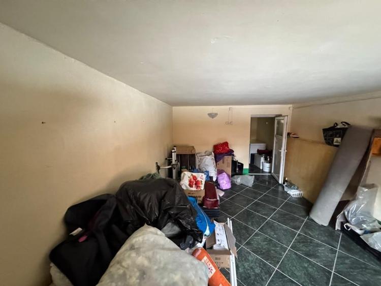 Casă individuală cu 12 camere cu Canalizare în Central
