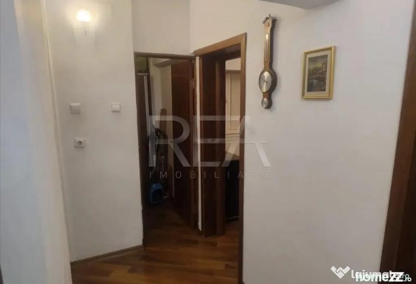 Apartament cu 3 camere semidecomandat în Drumul Sării