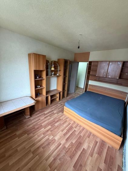Apartament cu 3 camere semidecomandat în Sud