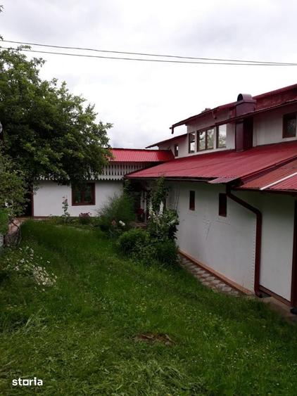 Casă cu 8 camere decomandat cu Teren 3000 Mp în Panaci
