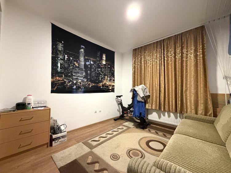 Apartament cu 3 camere semidecomandat, mobilat în Soarelui