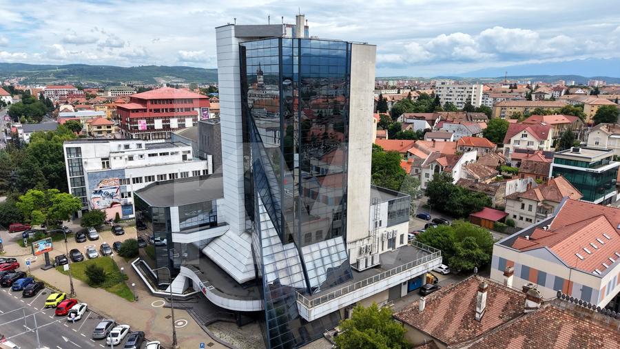 Birou, de 1,500 mp, în Central