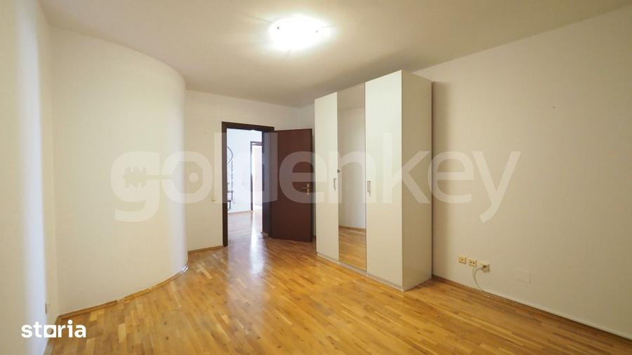 Casă cu 8 camere cu Teren 600 Mp în Băneasa