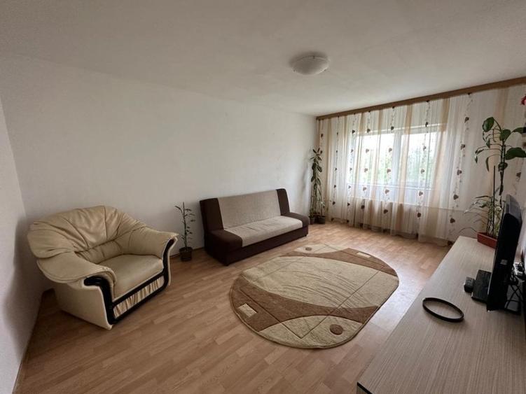 Apartament cu 3 camere decomandat, mobilat în Poarta 6