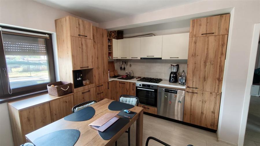 Apartament cu 3 camere semidecomandat în Valea Lupului