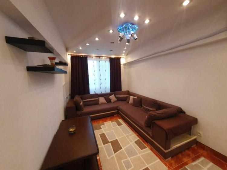 Apartament cu 3 camere semidecomandat în Tineretului