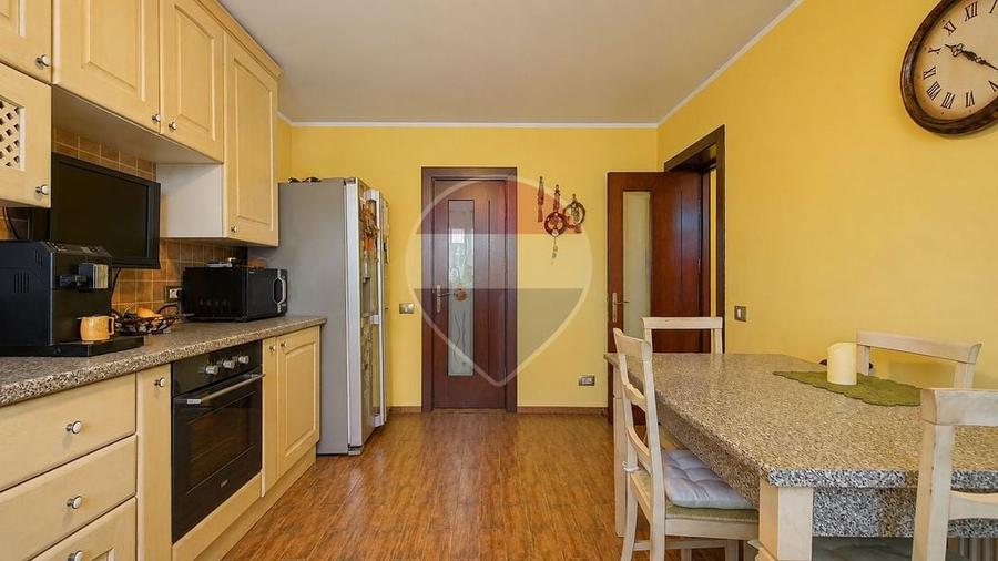 Casă cu 5 camere cu Teren 519 Mp în Cristian