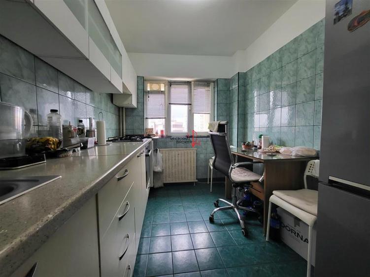 Apartament cu 3 camere semidecomandat în Titan
