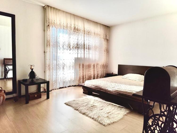 Apartament cu 3 camere decomandat în Exterior Vest