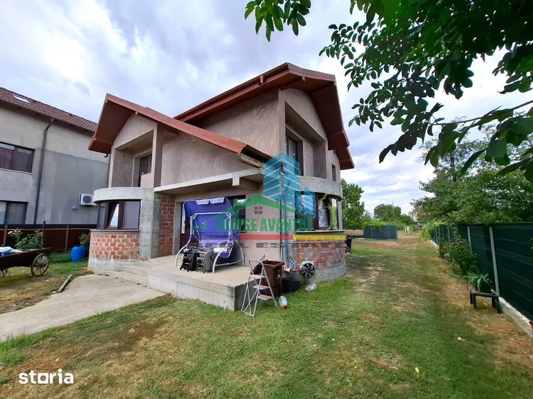 Casă cu 7 camere cu Teren 2428 Mp în Central
