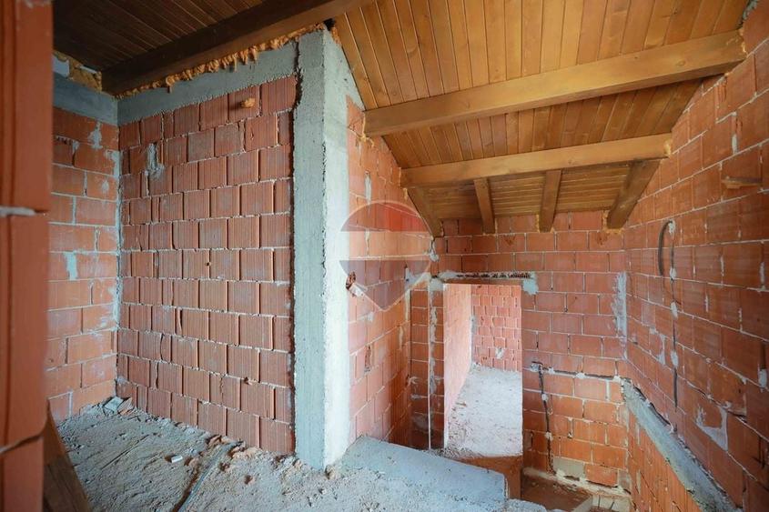 Casă cu 4 camere cu Teren 161 Mp în Central