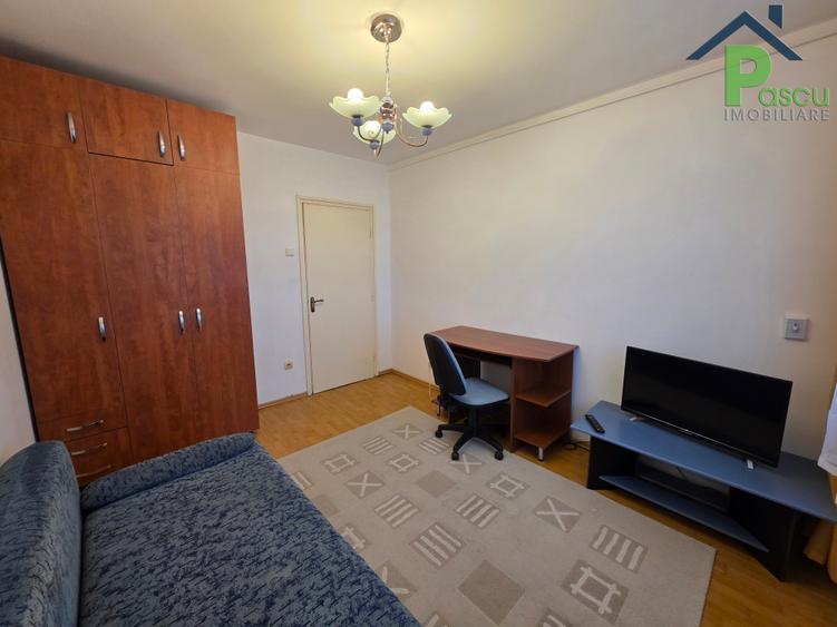 Apartament cu 3 camere decomandat în Pajura