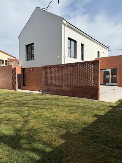 Casă individuală cu 5 camere cu Canalizare în Lipovei