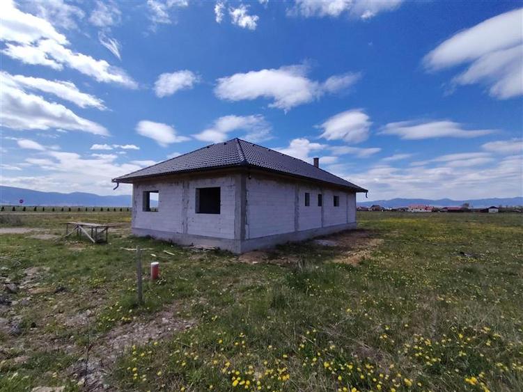 Casă individuală cu 4 camere cu Canalizare în Lăzarea