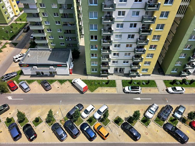 Apartament cu 2 camere decomandat, mobilat în Tractorul