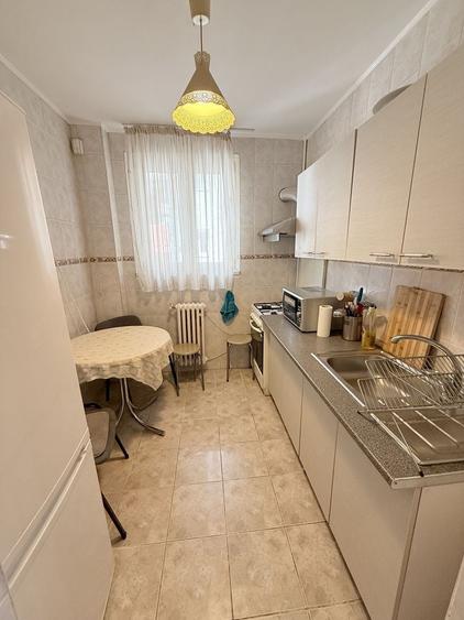 Apartament cu 3 camere semidecomandat, mobilat în Iancului