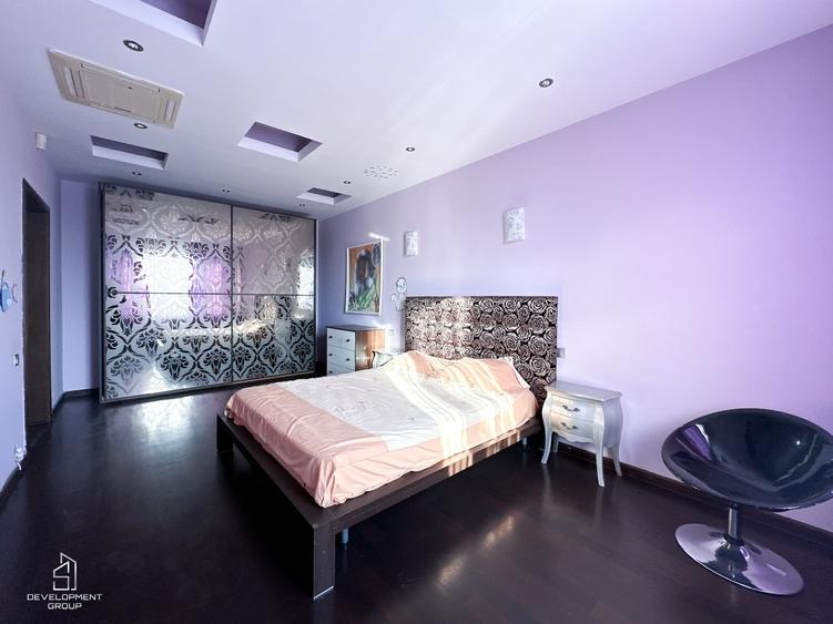 Duplex cu 11 camere cu Garaj în Central