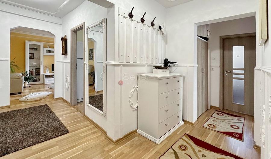 Apartament cu 4 camere decomandat, mobilat în Calea București