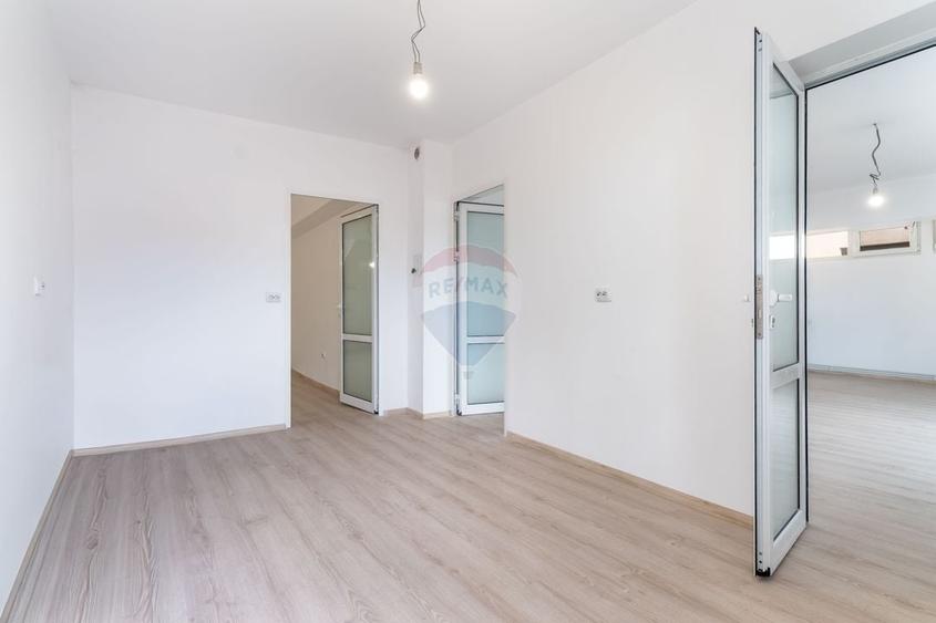 Casă individuală cu 5 camere cu Teren 268 Mp în Central