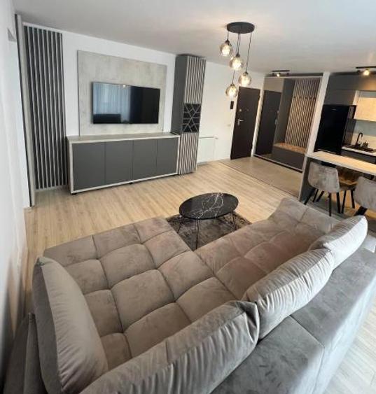 Apartament cu 2 camere decomandat în Tractorul