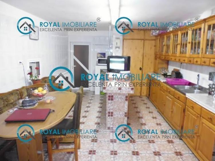 Casă individuală cu 9 camere cu Canalizare în Republicii