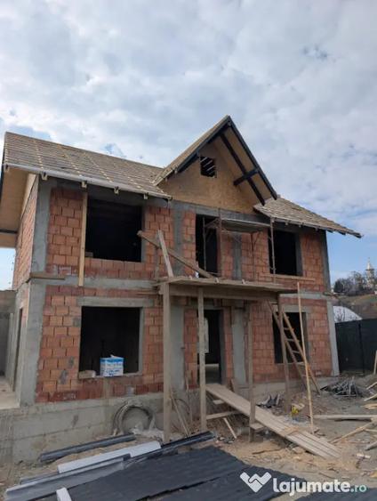 Casă cu 4 camere cu Teren 500 Mp în Măgura