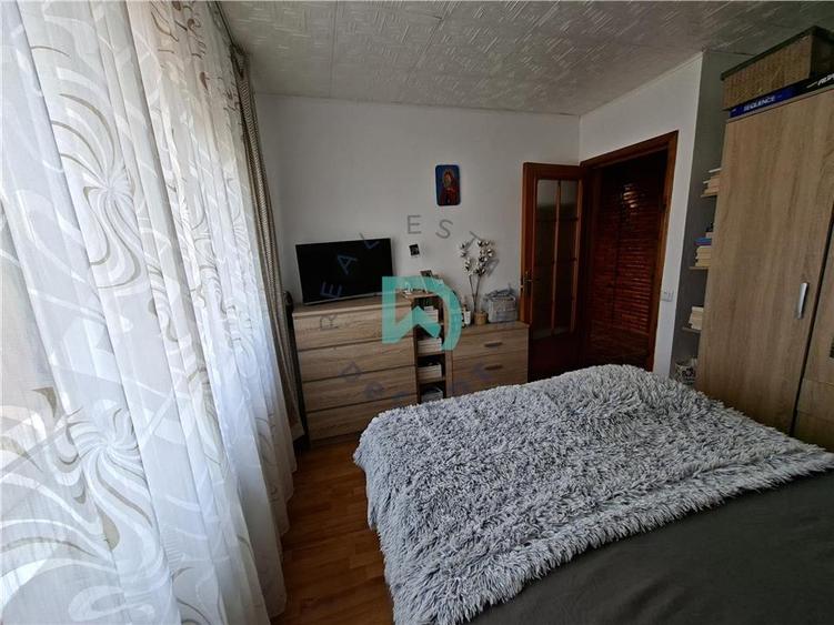 Apartament cu 3 camere decomandat în Astra