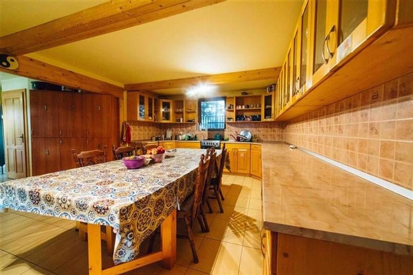 Casă individuală cu 12 camere cu Teren 19841 Mp în Valea Strâmbă