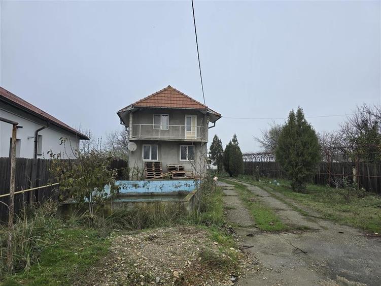 Casă individuală cu 4 camere cu Teren 2083 Mp în Pielești