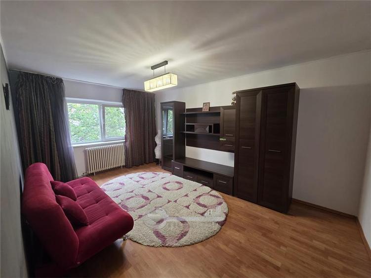 Apartament cu 3 camere decomandat, mobilat în Nicolina