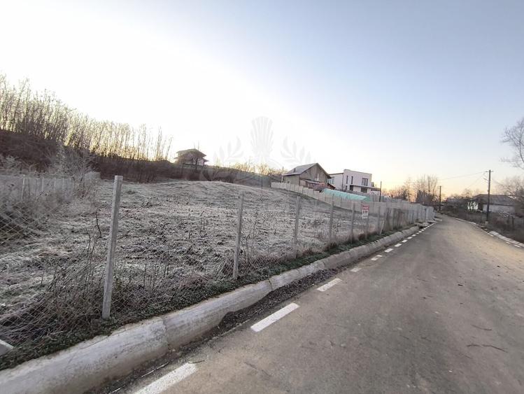 Teren Construcții intravilan de 1350 mp, în Plopu