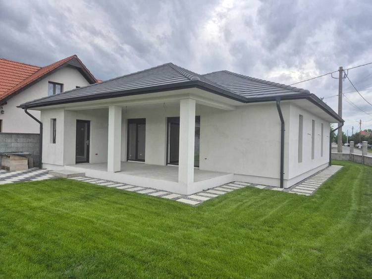 Casă cu 4 camere în Sânleani