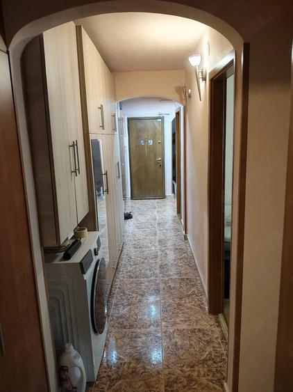 Apartament cu 3 camere decomandat în Girocului