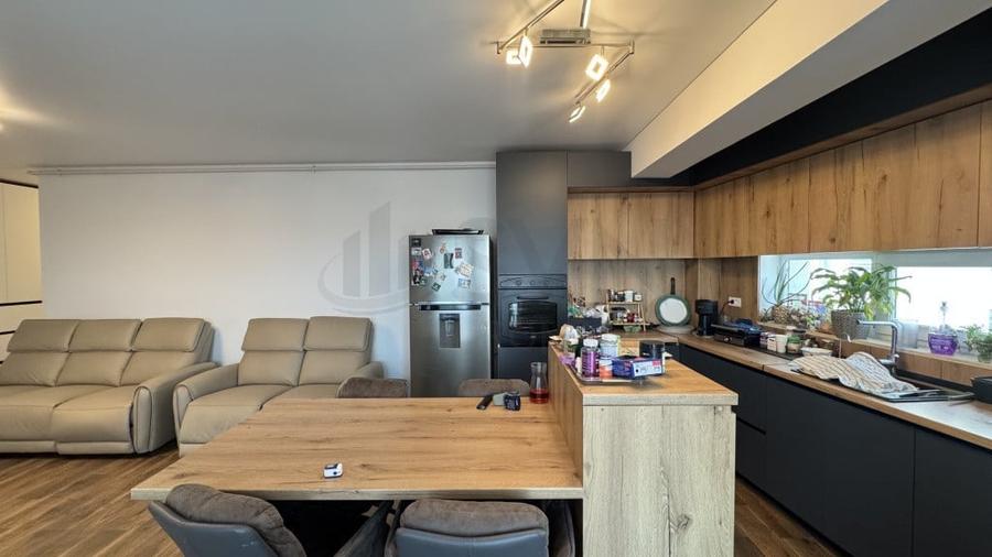 Apartament cu 4 camere semidecomandat în Viilor