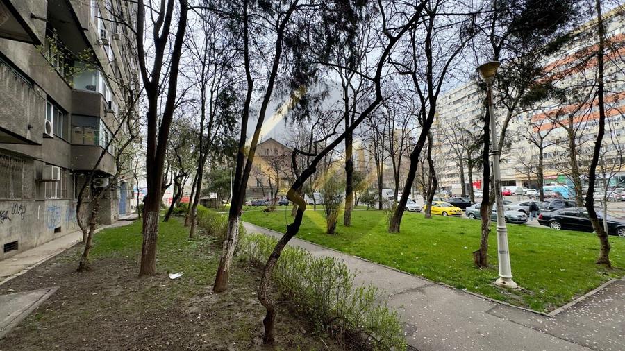 Apartament cu 3 camere semidecomandat în Obor