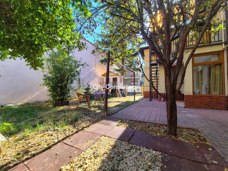 Casă individuală cu 8 camere cu Canalizare în Ultracentral