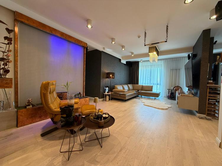 Penthouse cu 5 camere semidecomandat, mobilat în Unirii